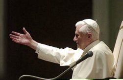 2AniBenXVI4.gif