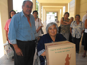 Entrega cajas navideñas en Campaña "Misión Noche Buena 2009".