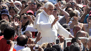 Papa Benedicto XVI siendo trasladado