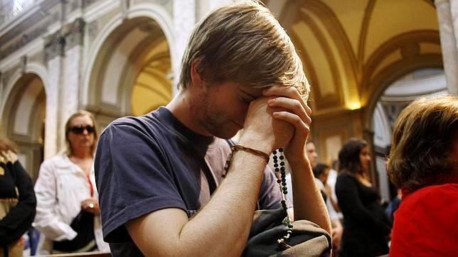 joven-rezando-iglesia-644x362